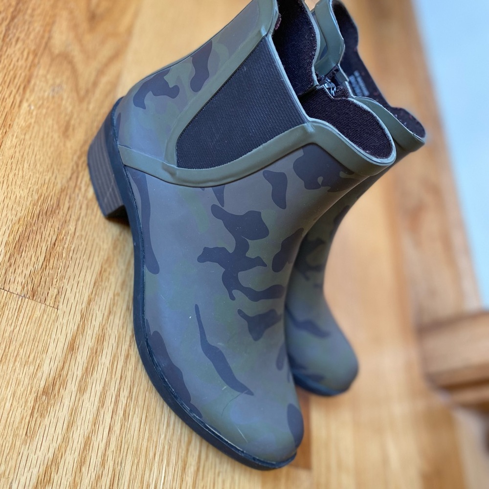 Lucky brand camo rubber boots